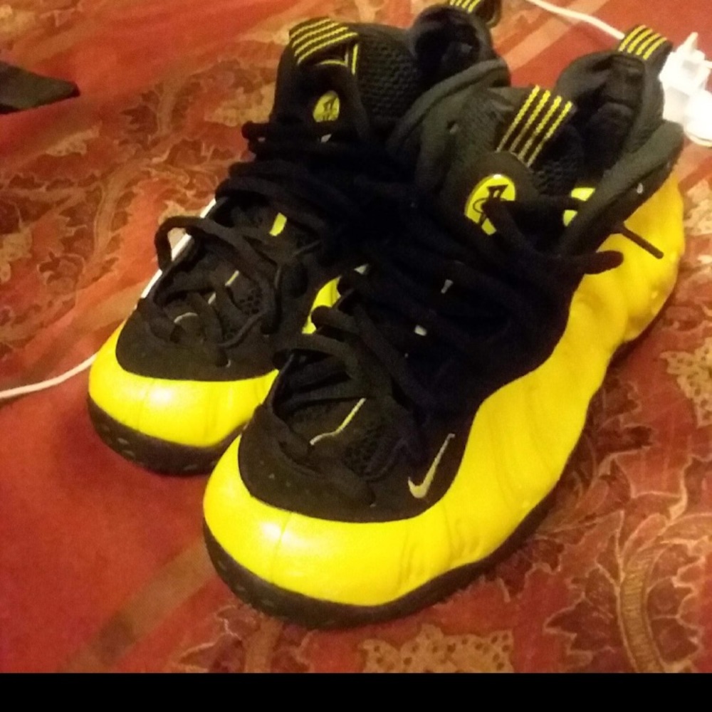 Yellow and black  foams 9/10
